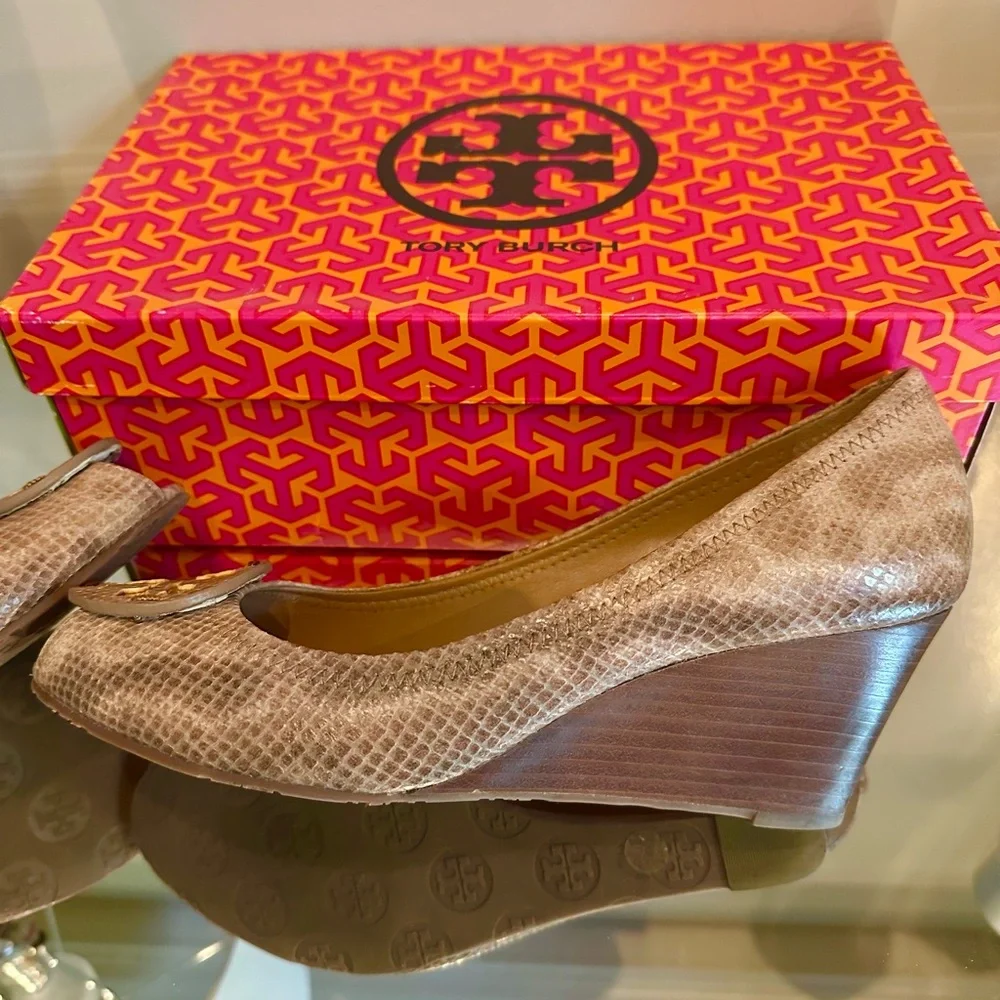 Tory Burch Sally 2 Women's Tan Snake Embossed Wedge Heels 9 Excellent! - Picture 5 of 9
